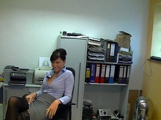 secretaria caliente alemana en negro medias chorreo de leche cogida