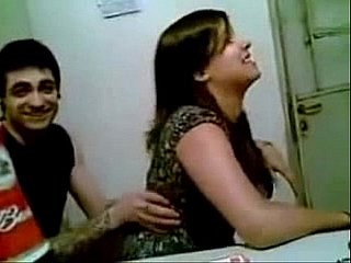 MMS-丑闻印度TEEN-WITH-BF-ENJOYING-ROMANCE  - 新视频
