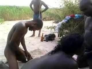 Afrikaner forth der Savanne Fick vor der Kamera