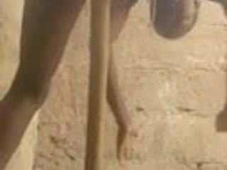 mujer africana se masturba go over un palo de escoba.