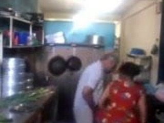 Srilankaise propriétaire Department store baiser sa femme de chambre