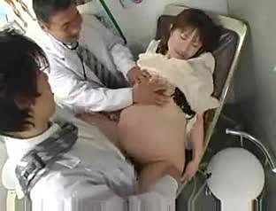 Zwangere Japans meisje speelgoed zich almost een ziekenhuis