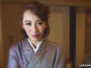 Nympho Jepun di Enrobe Aya Kisaki bersedia untuk melancap dirinya
