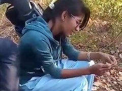 gadis muda India mencium pacarnya