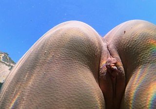 Gadis ramping berenang telanjang di laut dan masturbasi vaginanya