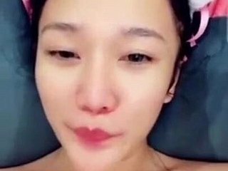 Asian echantische Jungfrau Porno Clip buchstabiert