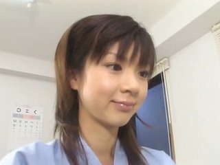 Petite adolescente asiatico Aki Hoshino visita il doc per il check-up