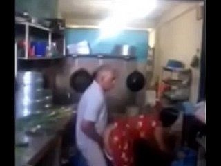 Srilankan Chacha baise sa femme de chambre dans refrigerate cuisine rapidement