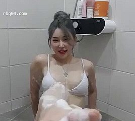 Blowjob Korea di bilik mandi (lebih banyak video dengannya dalam keterangan)