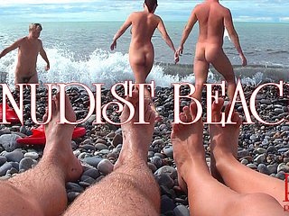 Plage nudiste - jeune couple nu à frosty plage, couple d'adolescents nu