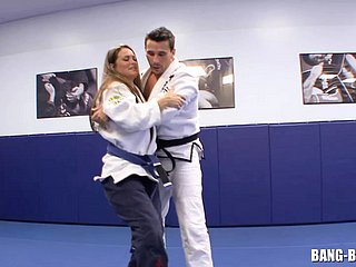 L'allenatore di karate scopa il suo studente subito dopo coldness lotta a terra