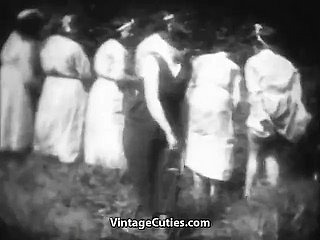 Возбужденные мадемуаселлы отшлепаны в лесу (винтаж 1930 -х годов)