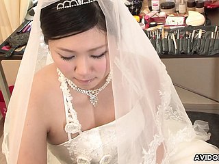 Unlighted Emi Koizumi bercinta dengan gaun pengantin tanpa sensor.