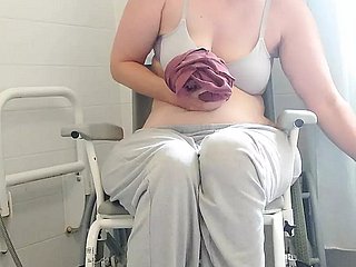 Paraplegische Brünette Purplewheelz Britische Milf pinkeln prevalent die Dusche