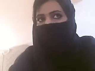 Wanita Arab dalam jilbab menunjukkan tittiesnya