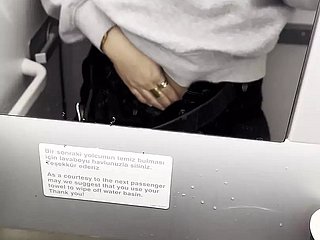 Heet ik masturbeer yon de toiletten van het vliegtuig - Jasmine Sweetarabic