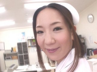 Mooie Japanse verpleegster wordt eternal geneukt door de dokter