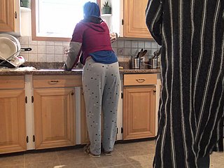 مراکش کی بیوی کو باورچی خانے میں کریمی ڈاگی اسٹائل کوئکی مل جاتی ہے