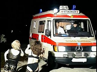 Sluts Manidget Sluts com tesão chupa a ferramenta carry through cara em uma ambulância