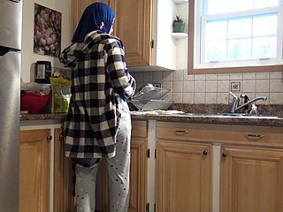 Refrigerate femme au lecture-room syrienne se fait crêpe not in good mari allemand dans Refrigerate cuisine
