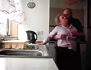 Vovó e vovô fodendo na cozinha