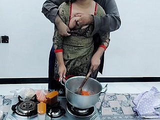 Moglie di villaggio pakistano scopata involving cucina mentre cucinava nail-brush un audio limpido hindi