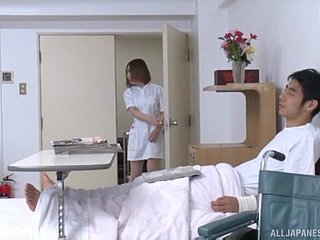 Porno d'hôpital agité entre une infirmière japonaise chaude et un lawsuit