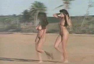 Due ragazze della spiaggia per nudisti