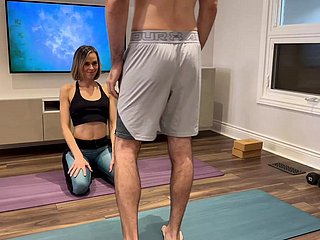 Frau wird gefickt und cremepie in Yogahosen, während er von Ehemanns Freund trainiert