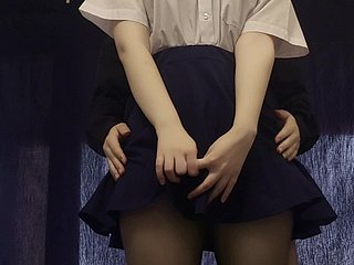 Section une écolière japonaise timide après avoir étudié et se masturber sa chatte