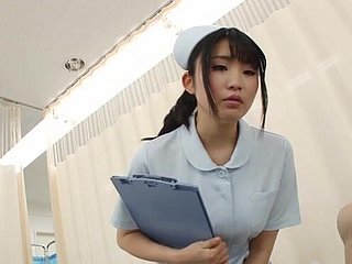 L'infirmière japonaise retire sa culotte et monte un come what may chanceux