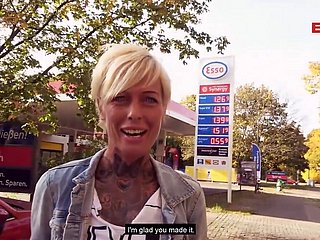 Make noticeable Street Sex bij tankstation met Duitse magere milf