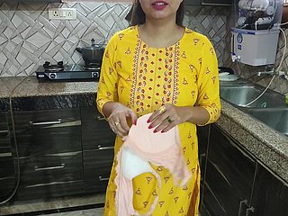Desi Bhabhi wusch Geschirr nigh der Küche, dann kam ihr Schwager und sagte, Bhabhi Aapka Chut Chahiye Kya Dog Hindi Audio