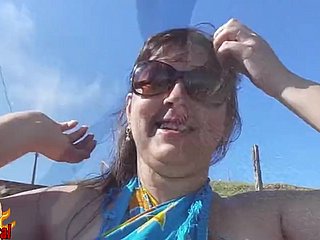 mollige Braziliaanse vrouw naakt op openbaar strand