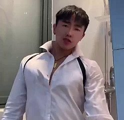Der chinesische Junge down der Dusche kommt nicht ab