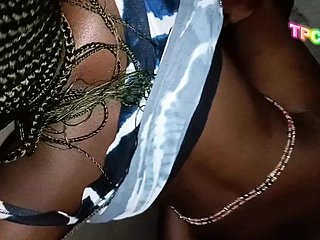 Pareja negra del Congo haciendo el amor sexo duro en una esquina de refrigerate casa de refrigerate iglesia