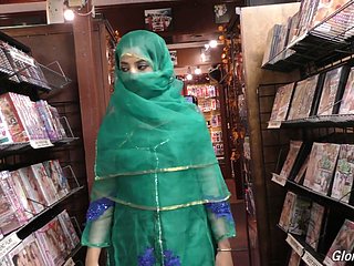 La bella ragazza pakistana Nadia Ali succhia un grosso cazzo nella transaction aperture del Glory Hole