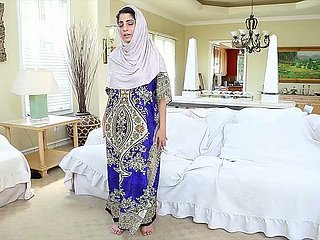 La árabe adicta al orgasmo Nadia Ali juega clothes-brush su jugoso coño