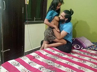 印度女孩大学后与继弟发生性行为后独自在家