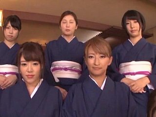 Menghisap batang yang ghairah oleh ramai gadis Jepun yang comel dalam video POV