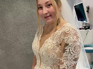 Un couple marié russe n'a pas pu résister et a baisé dans une coat de mariée.