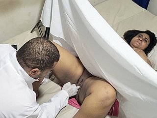 Un ginecologo clandestino arrapato si prende cura della sua paziente e le viene nella figa