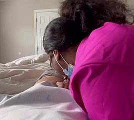 Czarna mamuśka pielęgniarka lecząca wielkiego kutasa podczas seksu. Znalazłem ją na Meetxx. kom