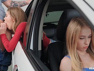 Russische Schlampe wird hinter dem Rücken ihrer Freundin upon einem Passenger car gefickt.
