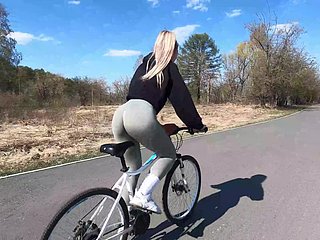 Блондинка-велосипедистка показывает персиковому приятелю своему партнеру и трахается в общественном парке
