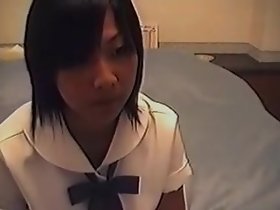 اليابانية فتاة في المدرسة في سن المراهقة
