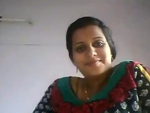 Wanita India Menunjukkan Heart of hearts