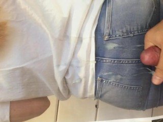 Cumshot pada keldai conscientious dalam seluar jeans Cum Compel