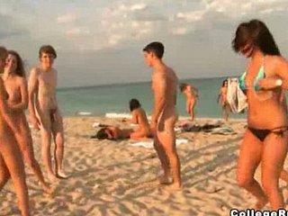 Bikini thiếu niên cởi trần truồng trên bãi biển