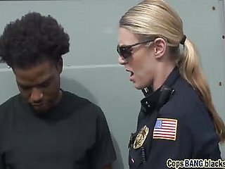 Big-busted nữ cảnh sát được lớn màu đen tinh ranh